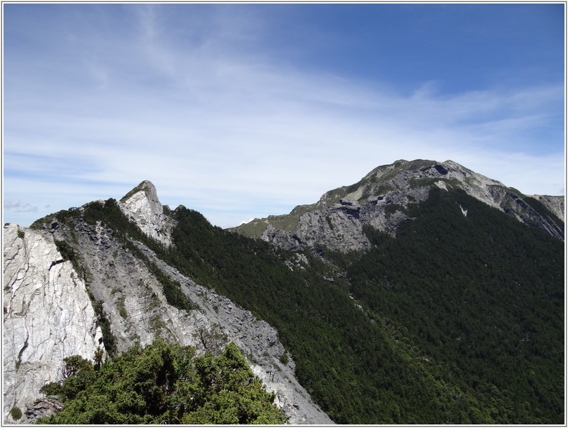 2012-07-13 11-26-07巴巴山看南湖南峰和主峰.JPG